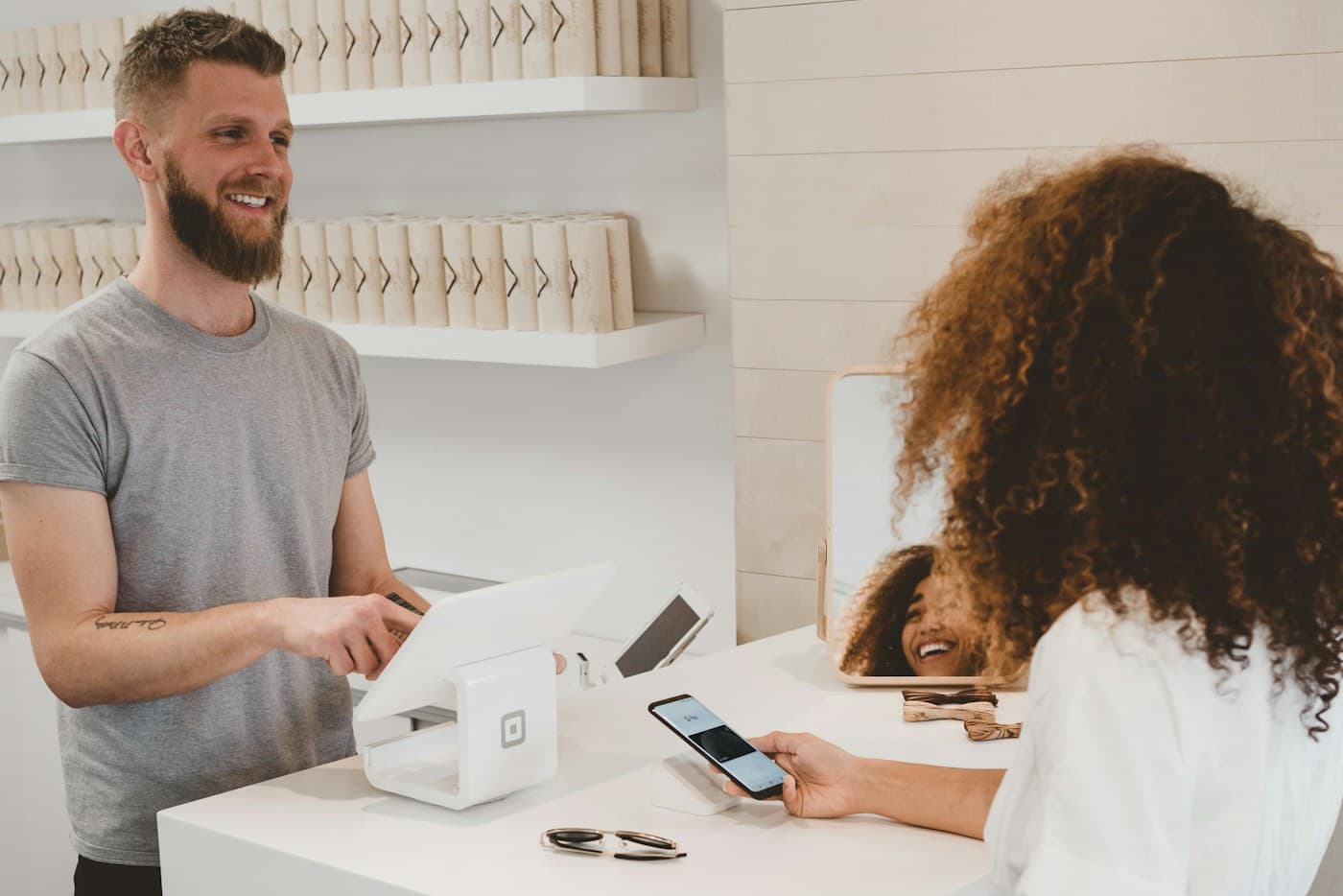 Ondernemer gebruikt de smartphone om een aankoop te registreren